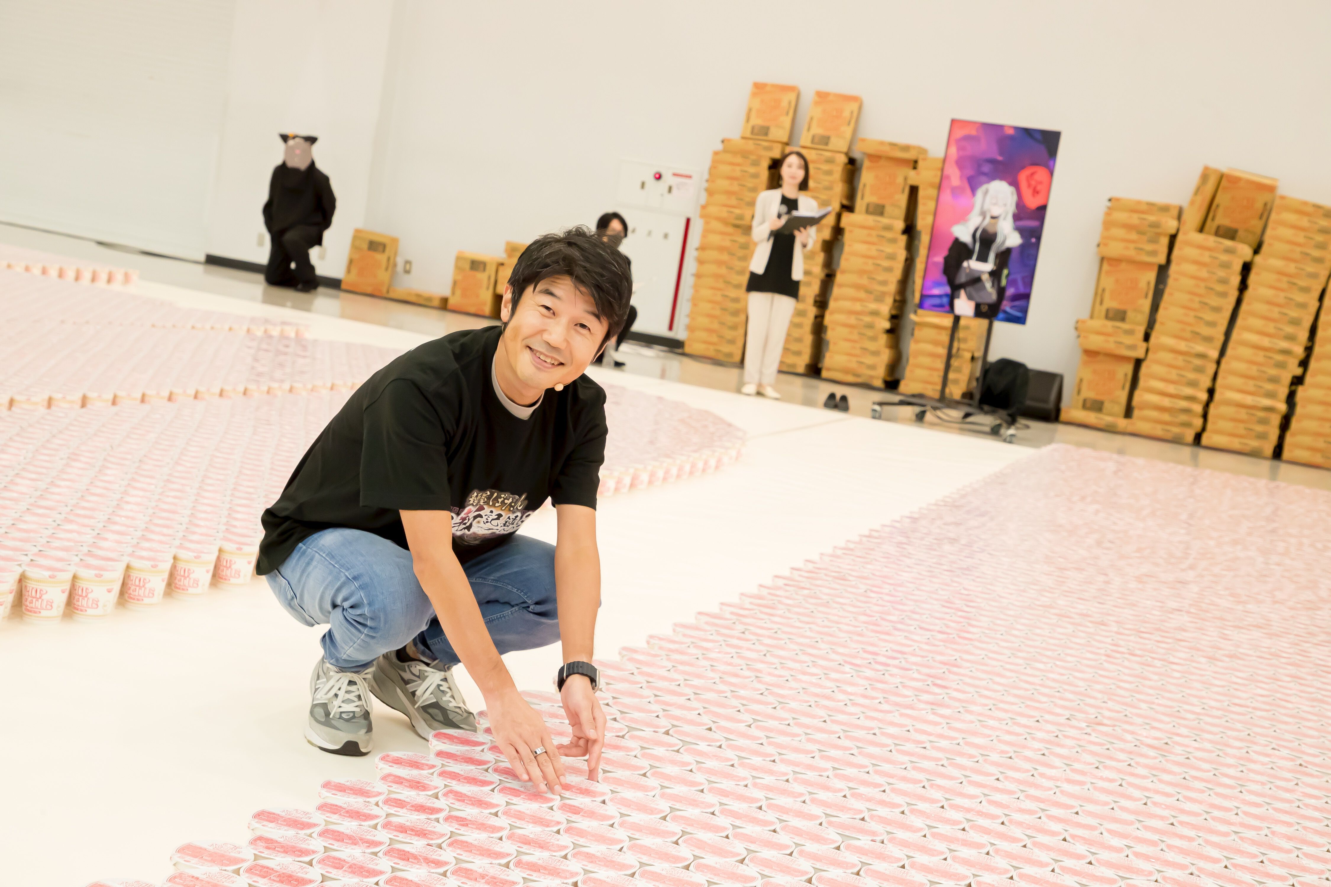 【ホロライブ】獅白ぼたんがギネス記録に挑戦！ ホロライブリスナーたちと協力してカップヌードル約3万個を並べて巨大文字を作成。結果は……？