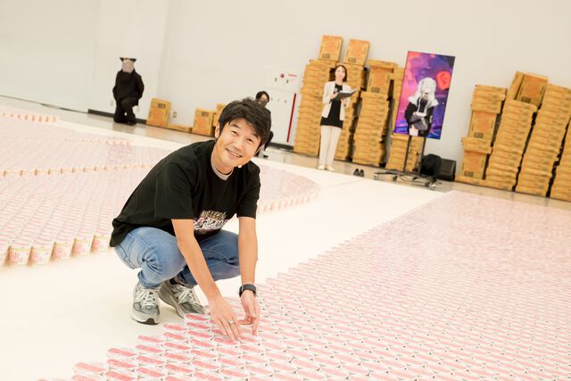 【ホロライブ】獅白ぼたんがギネス記録に挑戦！ ホロライブリスナーたちと協力してカップヌードル約3万個を並べて巨大文字を作成。結果は……？