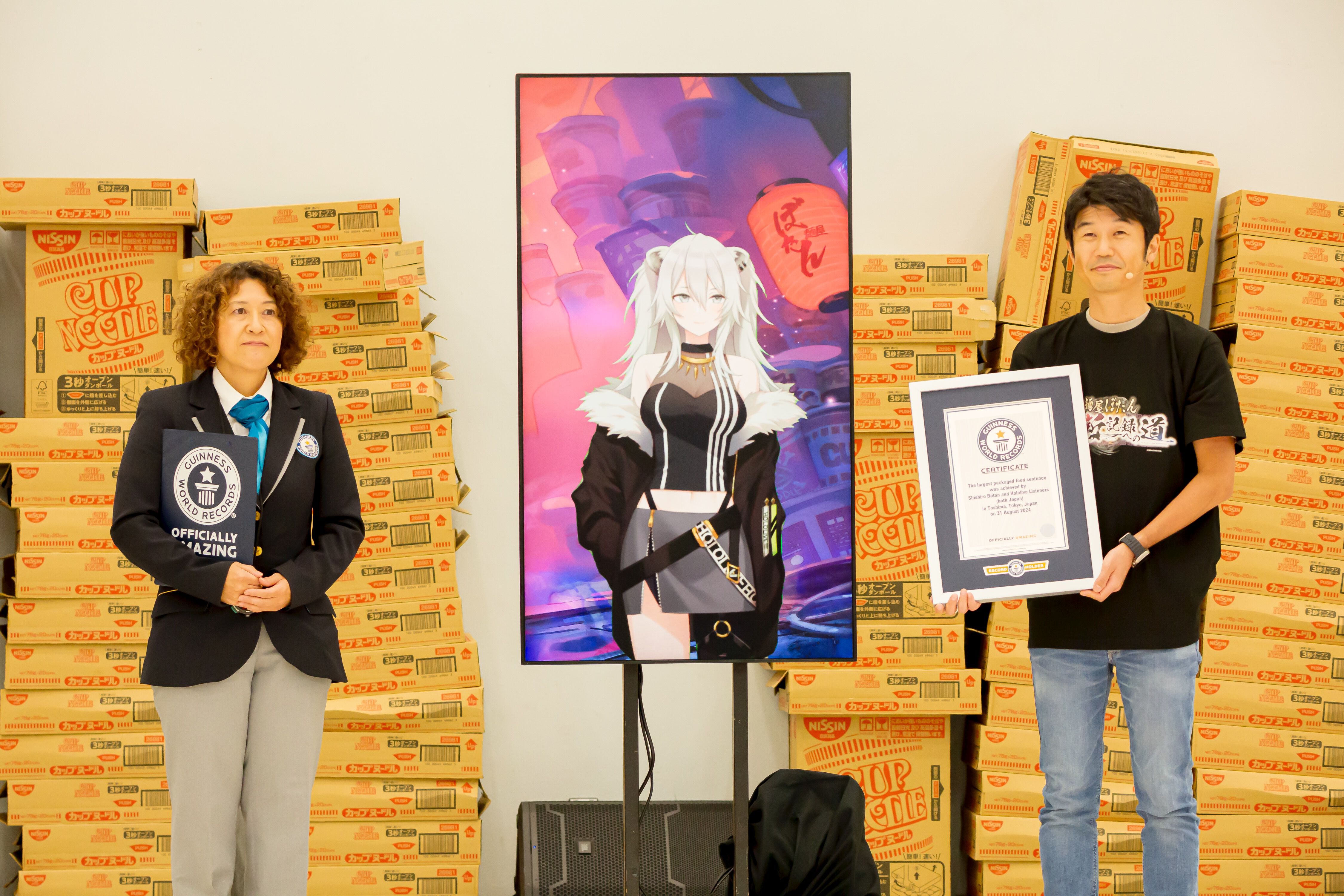 【ホロライブ】獅白ぼたんがギネス記録に挑戦！ ホロライブリスナーたちと協力してカップヌードル約3万個を並べて巨大文字を作成。結果は……？