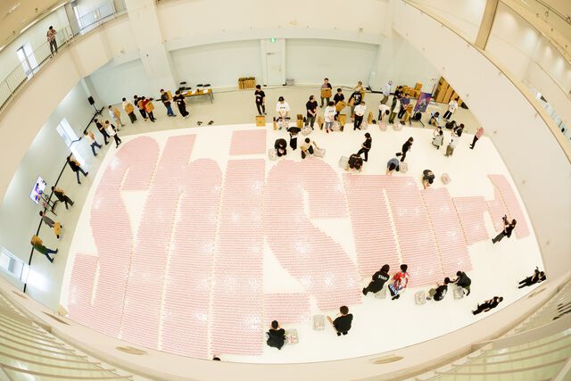 【ホロライブ】獅白ぼたんがギネス記録に挑戦！ ホロライブリスナーたちと協力してカップヌードル約3万個を並べて巨大文字を作成。結果は……？