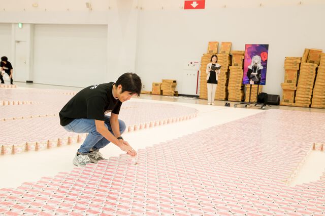 【ホロライブ】獅白ぼたんがギネス記録に挑戦！ ホロライブリスナーたちと協力してカップヌードル約3万個を並べて巨大文字を作成。結果は……？