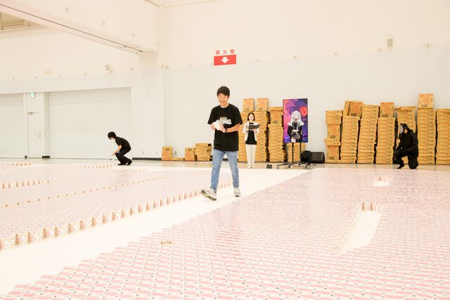 【ホロライブ】獅白ぼたんがギネス記録に挑戦！ ホロライブリスナーたちと協力してカップヌードル約3万個を並べて巨大文字を作成。結果は……？