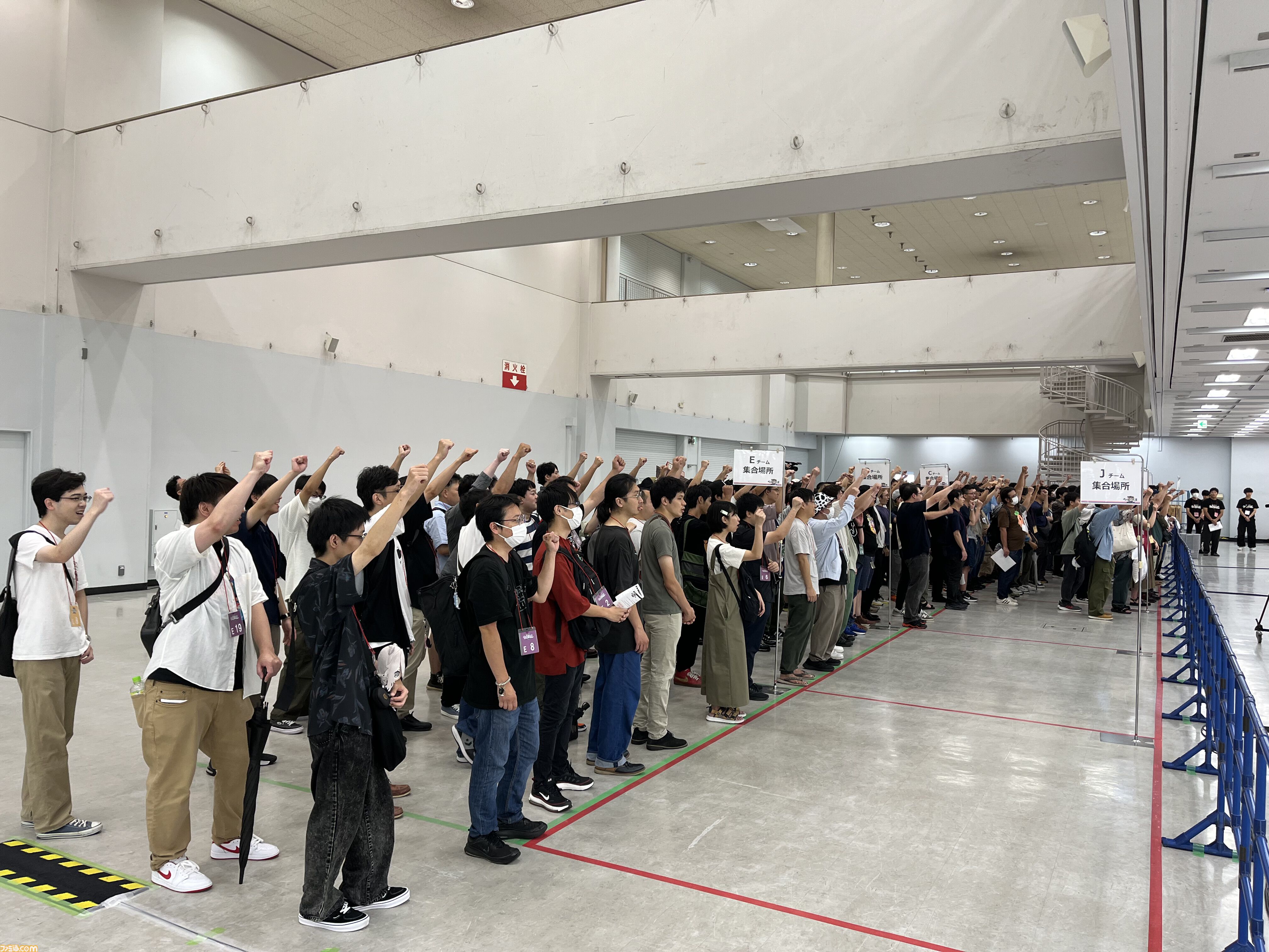 【ホロライブ】獅白ぼたんがギネス記録に挑戦！ ホロライブリスナーたちと協力してカップヌードル約3万個を並べて巨大文字を作成。結果は……？