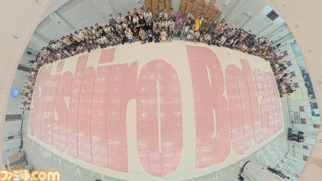 【ホロライブ】獅白ぼたんがギネス記録に挑戦！ ホロライブリスナーたちと協力してカップヌードル約3万個を並べて巨大文字を作成。結果は……？