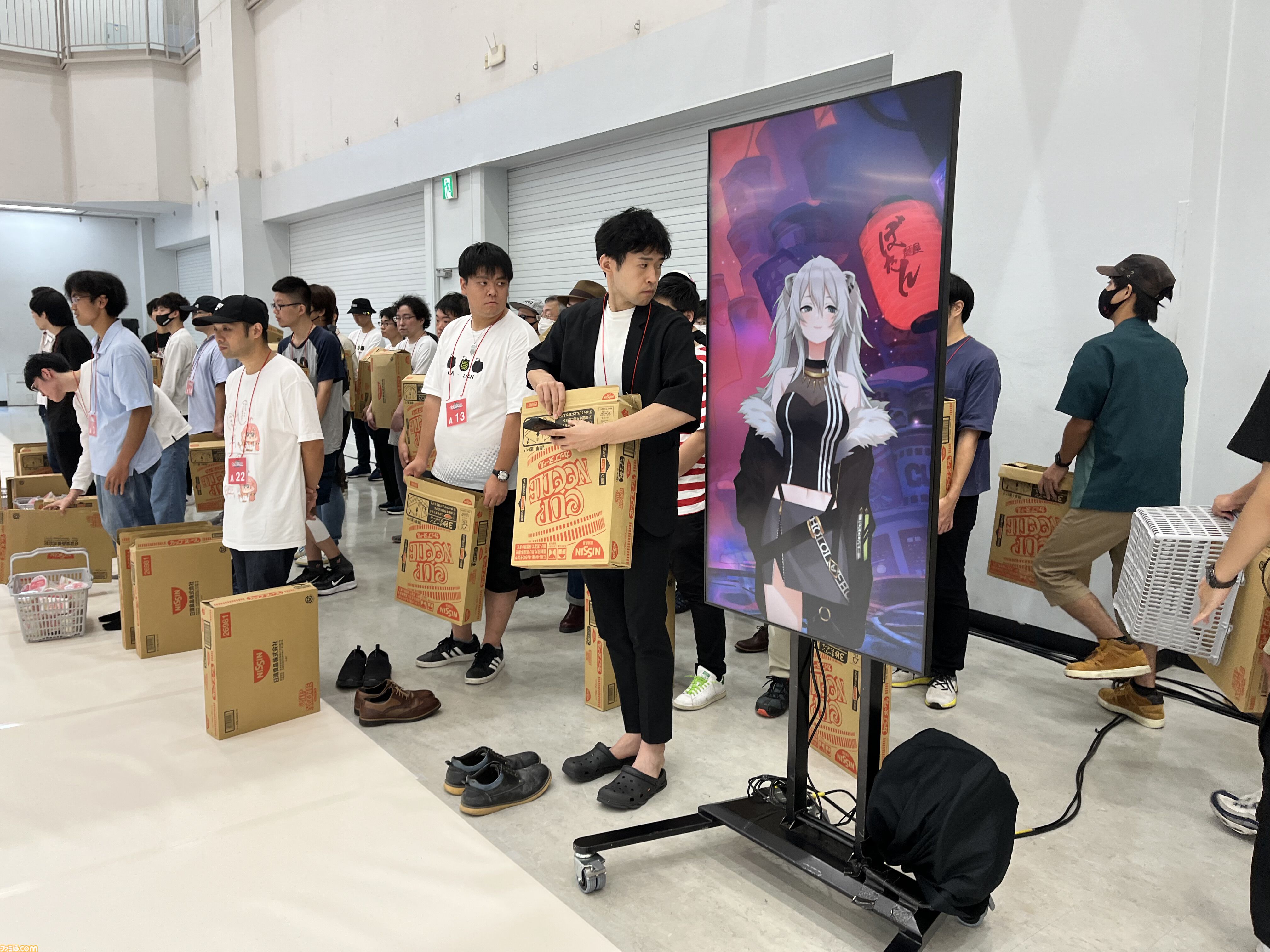 【ホロライブ】獅白ぼたんがギネス記録に挑戦！ ホロライブリスナーたちと協力してカップヌードル約3万個を並べて巨大文字を作成。結果は……？