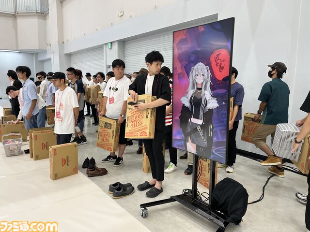【ホロライブ】獅白ぼたんがギネス記録に挑戦！ ホロライブリスナーたちと協力してカップヌードル約3万個を並べて巨大文字を作成。結果は……？
