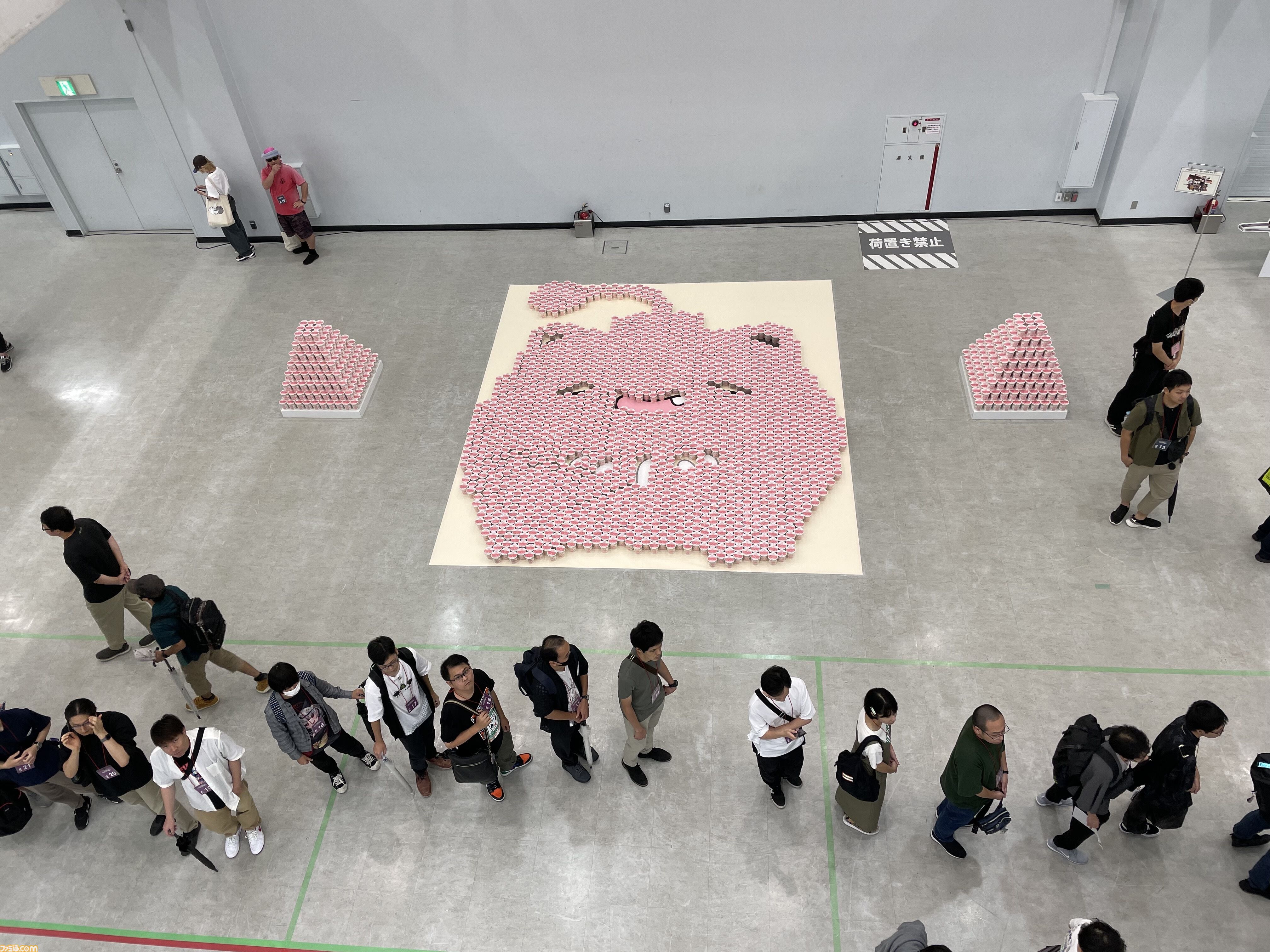 【ホロライブ】獅白ぼたんがギネス記録に挑戦！ ホロライブリスナーたちと協力してカップヌードル約3万個を並べて巨大文字を作成。結果は……？