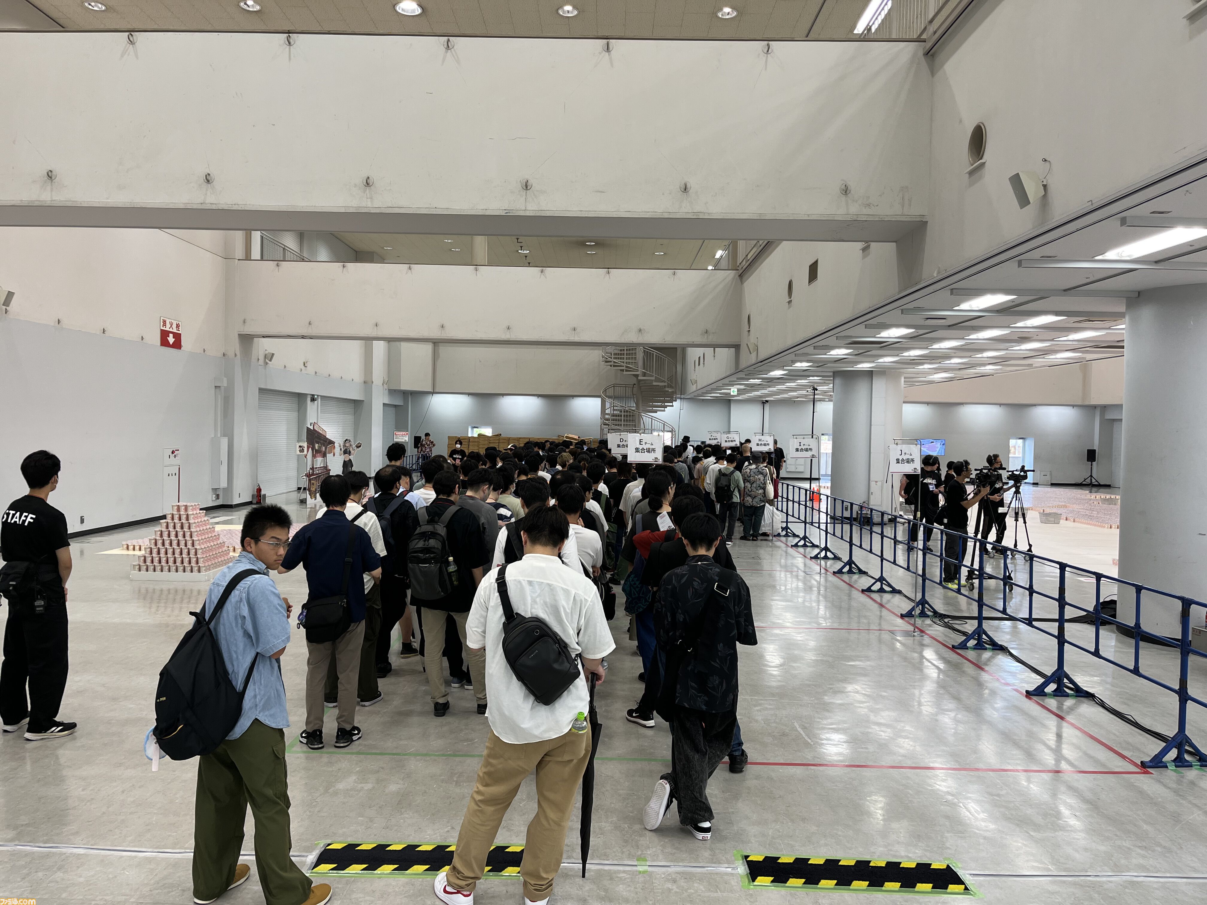 【ホロライブ】獅白ぼたんがギネス記録に挑戦！ ホロライブリスナーたちと協力してカップヌードル約3万個を並べて巨大文字を作成。結果は……？