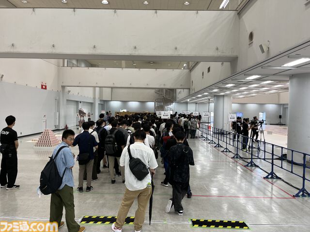 【ホロライブ】獅白ぼたんがギネス記録に挑戦！ ホロライブリスナーたちと協力してカップヌードル約3万個を並べて巨大文字を作成。結果は……？