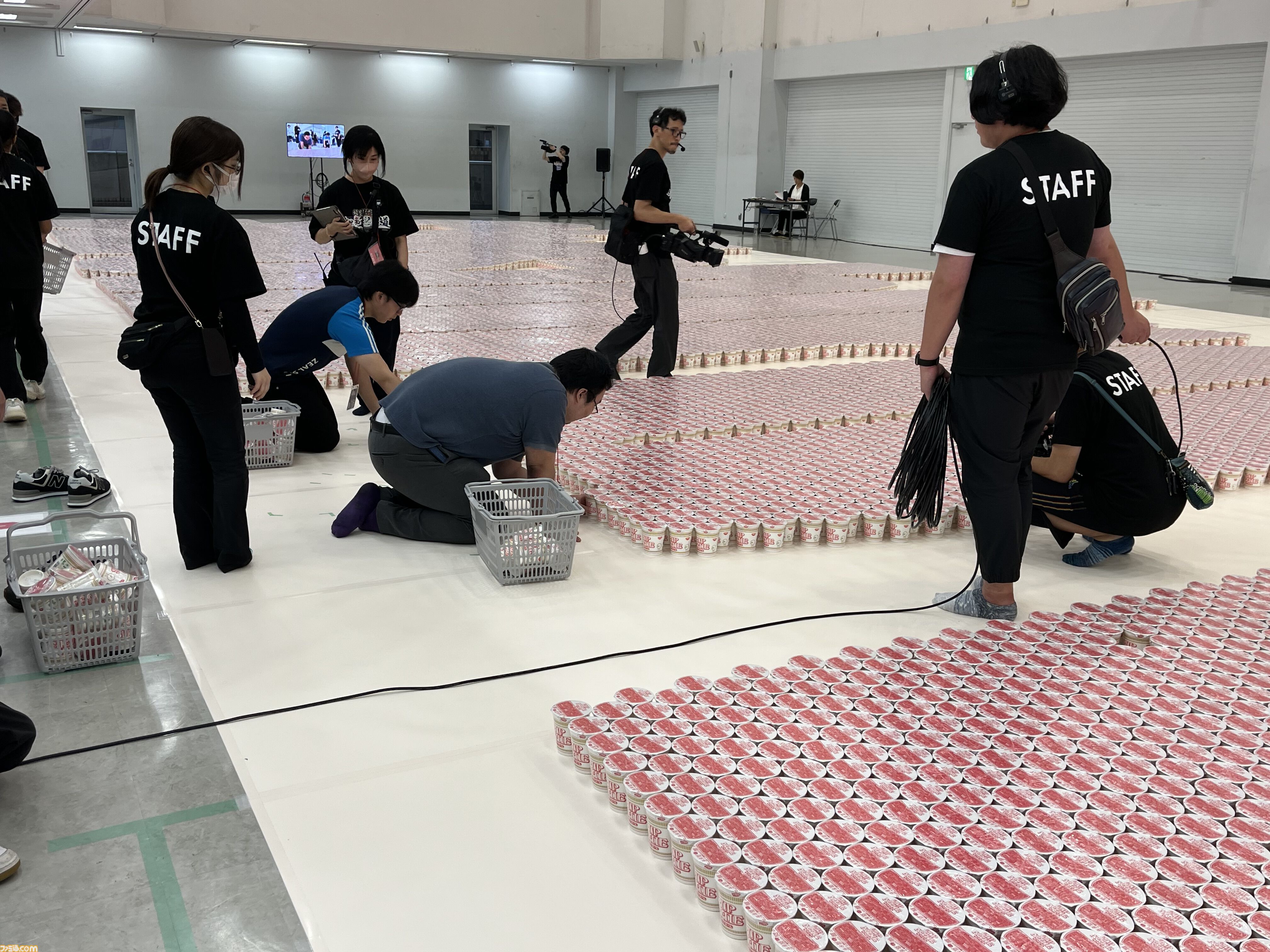 【ホロライブ】獅白ぼたんがギネス記録に挑戦！ ホロライブリスナーたちと協力してカップヌードル約3万個を並べて巨大文字を作成。結果は……？