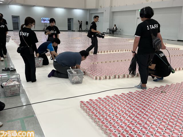 【ホロライブ】獅白ぼたんがギネス記録に挑戦！ ホロライブリスナーたちと協力してカップヌードル約3万個を並べて巨大文字を作成。結果は……？