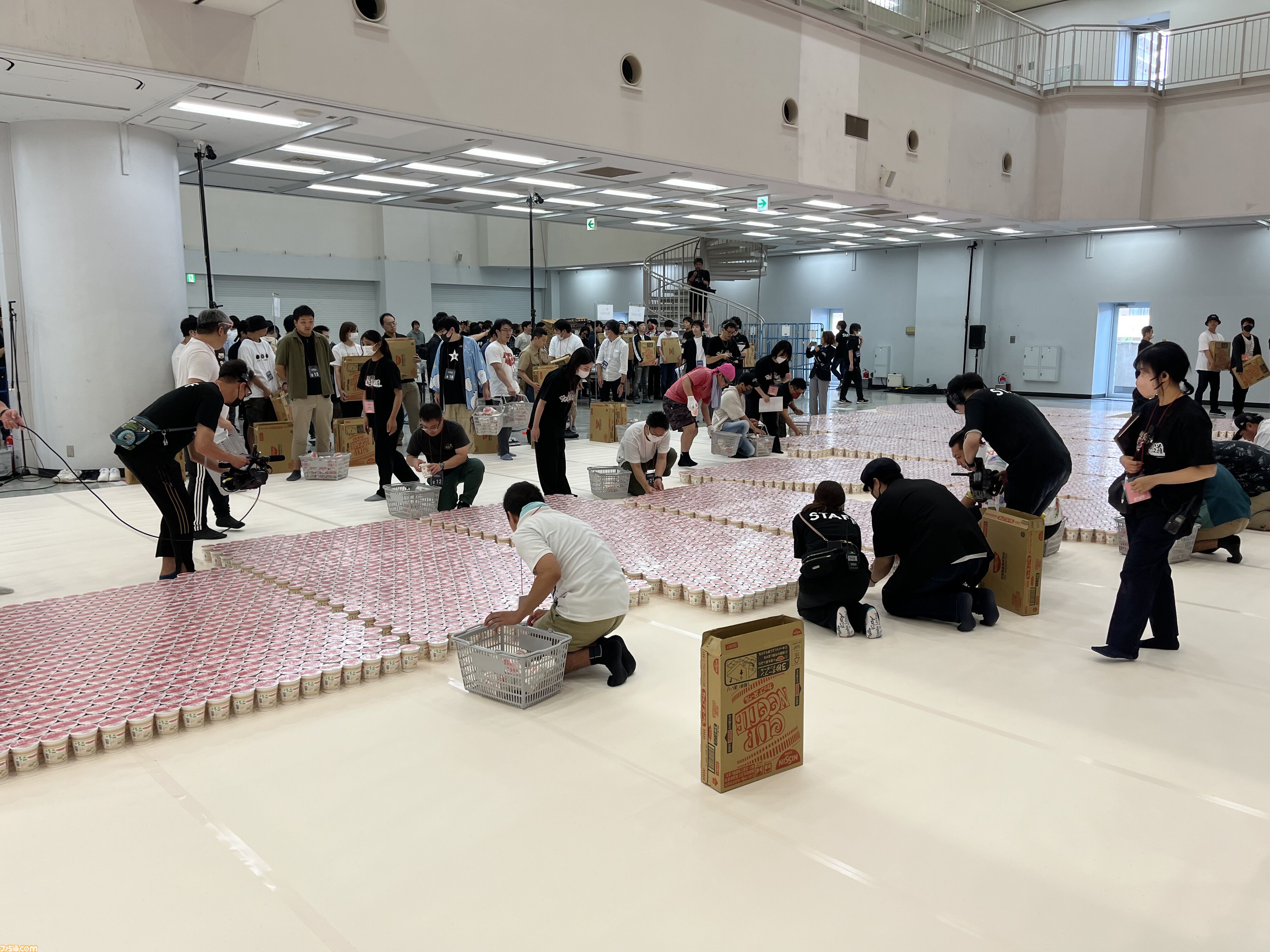 【ホロライブ】獅白ぼたんがギネス記録に挑戦！ ホロライブリスナーたちと協力してカップヌードル約3万個を並べて巨大文字を作成。結果は……？