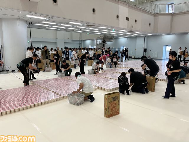 【ホロライブ】獅白ぼたんがギネス記録に挑戦！ ホロライブリスナーたちと協力してカップヌードル約3万個を並べて巨大文字を作成。結果は……？