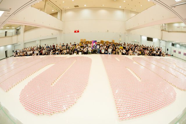 【ホロライブ】獅白ぼたんがギネス記録に挑戦！ ホロライブリスナーたちと協力してカップヌードル約3万個を並べて巨大文字を作成。結果は……？