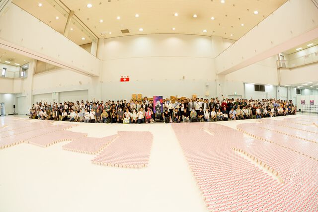 【ホロライブ】獅白ぼたんがギネス記録に挑戦！ ホロライブリスナーたちと協力してカップヌードル約3万個を並べて巨大文字を作成。結果は……？