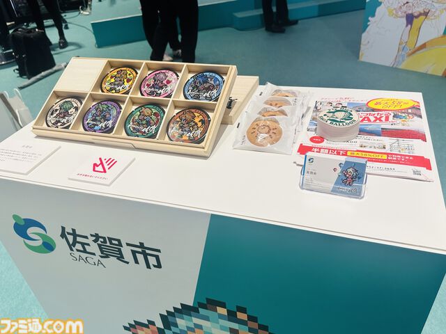 “ロマ佐賀”ついに10周年！ “ロマンシング佐賀TOKYO”が東京ミッドタウン日比谷にて開催、『ロマサガRS』新キャラクターのフォトスポットや下水道マンホールを展示