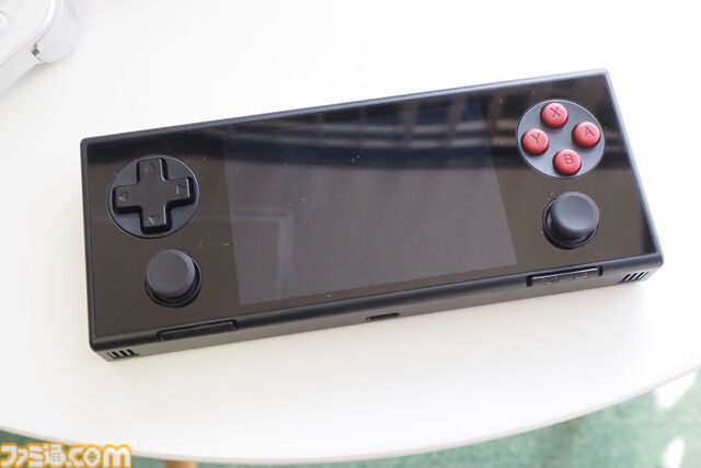 ゲーミングAndroidデバイス“ANANEO POCKET MICRO”は、手の平サイズでレトロっぽいところがゲーマー心をくすぐりまくる！