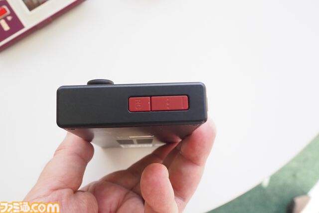 ゲーミングAndroidデバイス“ANANEO POCKET MICRO”は、手の平サイズでレトロっぽいところがゲーマー心をくすぐりまくる！