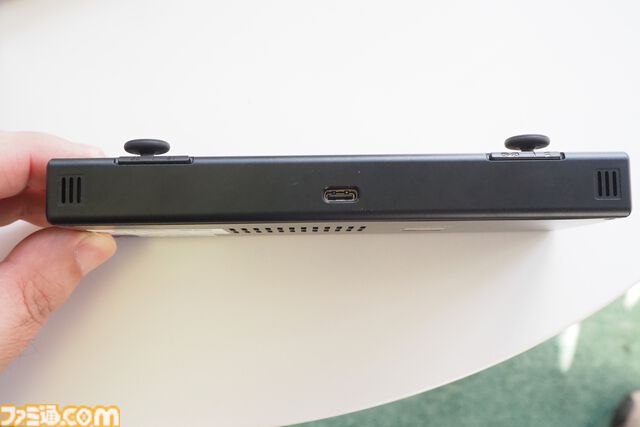 ゲーミングAndroidデバイス“ANANEO POCKET MICRO”は、手の平サイズでレトロっぽいところがゲーマー心をくすぐりまくる！