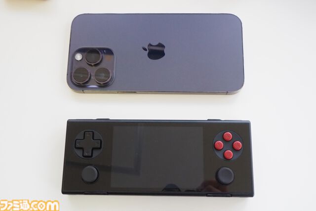 ゲーミングAndroidデバイス“ANANEO POCKET MICRO”は、手の平サイズでレトロっぽいところがゲーマー心をくすぐりまくる！