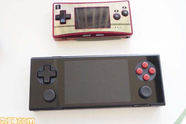 ゲーミングAndroidデバイス“ANANEO POCKET MICRO”は、手の平サイズでレトロっぽいところがゲーマー心をくすぐりまくる！