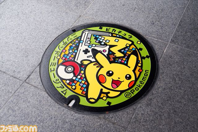 ニンテンドーミュージアムにポケモンマンホール・ポケふたが設置。ゲームボーイからピカチュウがとびだしたかのような、エモいデザインがお披露目