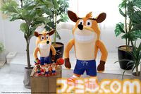 『クラッシュ・バンディクー』クラッシュのぬいぐるみがクレーンゲーム景品になって登場。おなじみのTNTや精霊アクアク着用の無敵モードもマスコットに