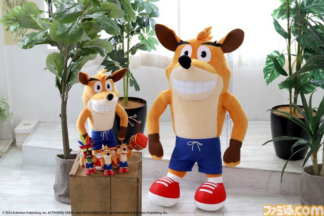 『クラッシュ・バンディクー』クラッシュのぬいぐるみがクレーンゲーム景品になって登場。おなじみのTNTや精霊アクアク着用の無敵モードもマスコットに