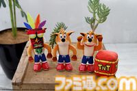 『クラッシュ・バンディクー』クラッシュのぬいぐるみがクレーンゲーム景品になって登場。おなじみのTNTや精霊アクアク着用の無敵モードもマスコットに