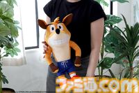 『クラッシュ・バンディクー』クラッシュのぬいぐるみがクレーンゲーム景品になって登場。おなじみのTNTや精霊アクアク着用の無敵モードもマスコットに