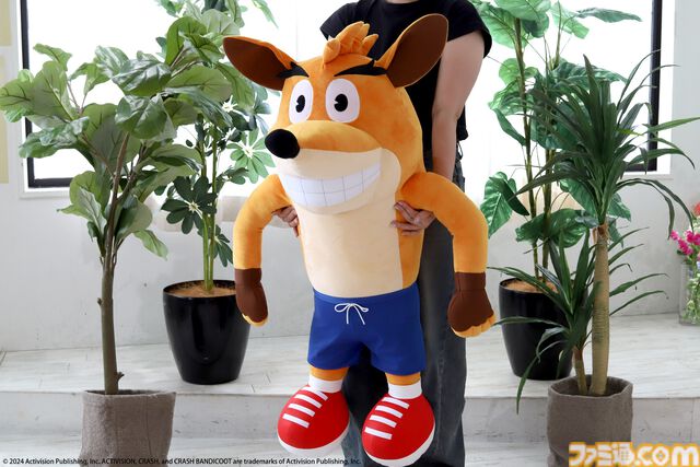 『クラッシュ・バンディクー』クラッシュのぬいぐるみがクレーンゲーム景品になって登場。おなじみのTNTや精霊アクアク着用の無敵モードもマスコットに