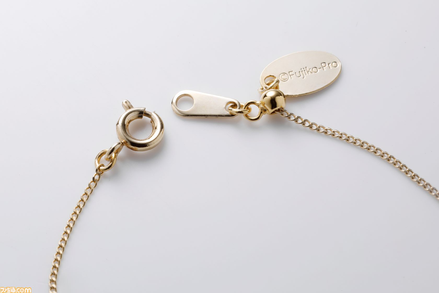 四次元ポケット ドラえもん』四次元ポケット風マルチポーチが発売。超極細繊維を使って