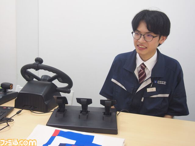 農業シム『Farming Simulator』のPC用公式ハンドルコンが発売。大径ステアリングを有し、これ1台でゲーム内の操作がすべて完結する。ソフト開発元との綿密なやり取りで実現