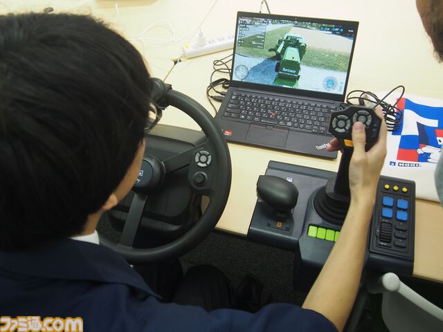 農業シム『Farming Simulator』のPC用公式ハンドルコンが発売。大径ステアリングを有し、これ1台でゲーム内の操作がすべて完結する。ソフト開発元との綿密なやり取りで実現