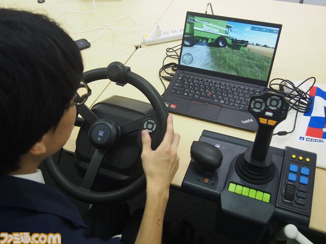 農業シム『Farming Simulator』のPC用公式ハンドルコンが発売。大径ステアリングを有し、これ1台でゲーム内の操作がすべて完結する。ソフト開発元との綿密なやり取りで実現