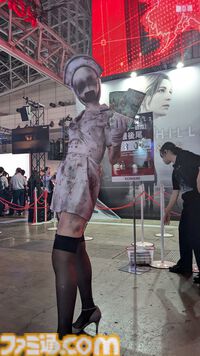 『サイレントヒル 2』なんだこれは……無料だが絶対もらってはいけない気がする……。バブルヘッドナースがもらうと呪われそうな“観光案内”を東京ゲームショウKONAMIブースで配布中【TGS2024】