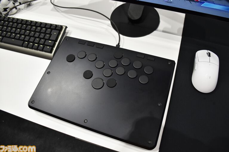 ZETA DIVISION監修のレバーレスアケコン『ZENAIM ARCADE CONTROLLER』発表。従来とはボタン構造から違う、自動車パーツの精密機器メーカー・東海理化の本気【TGS2024】  | ゲーム・エンタメ最新情報のファミ通.com