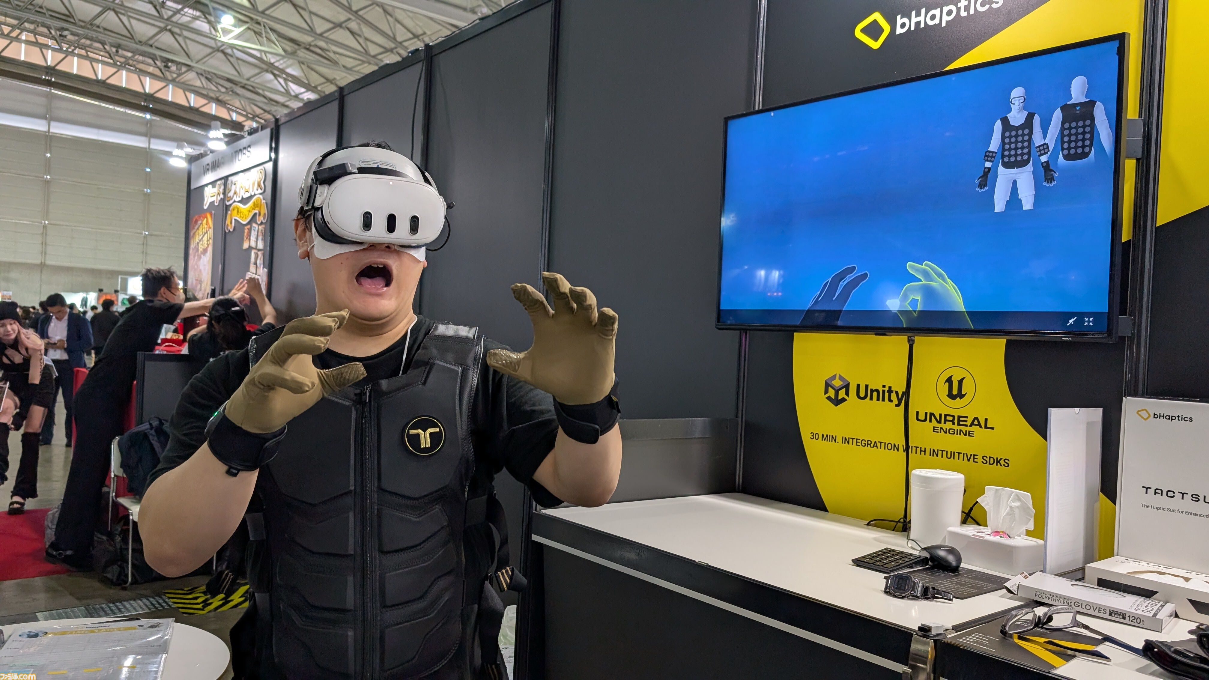 VRゲーム用ジャケット＆グローブを試す。撃たれてショック！ 手