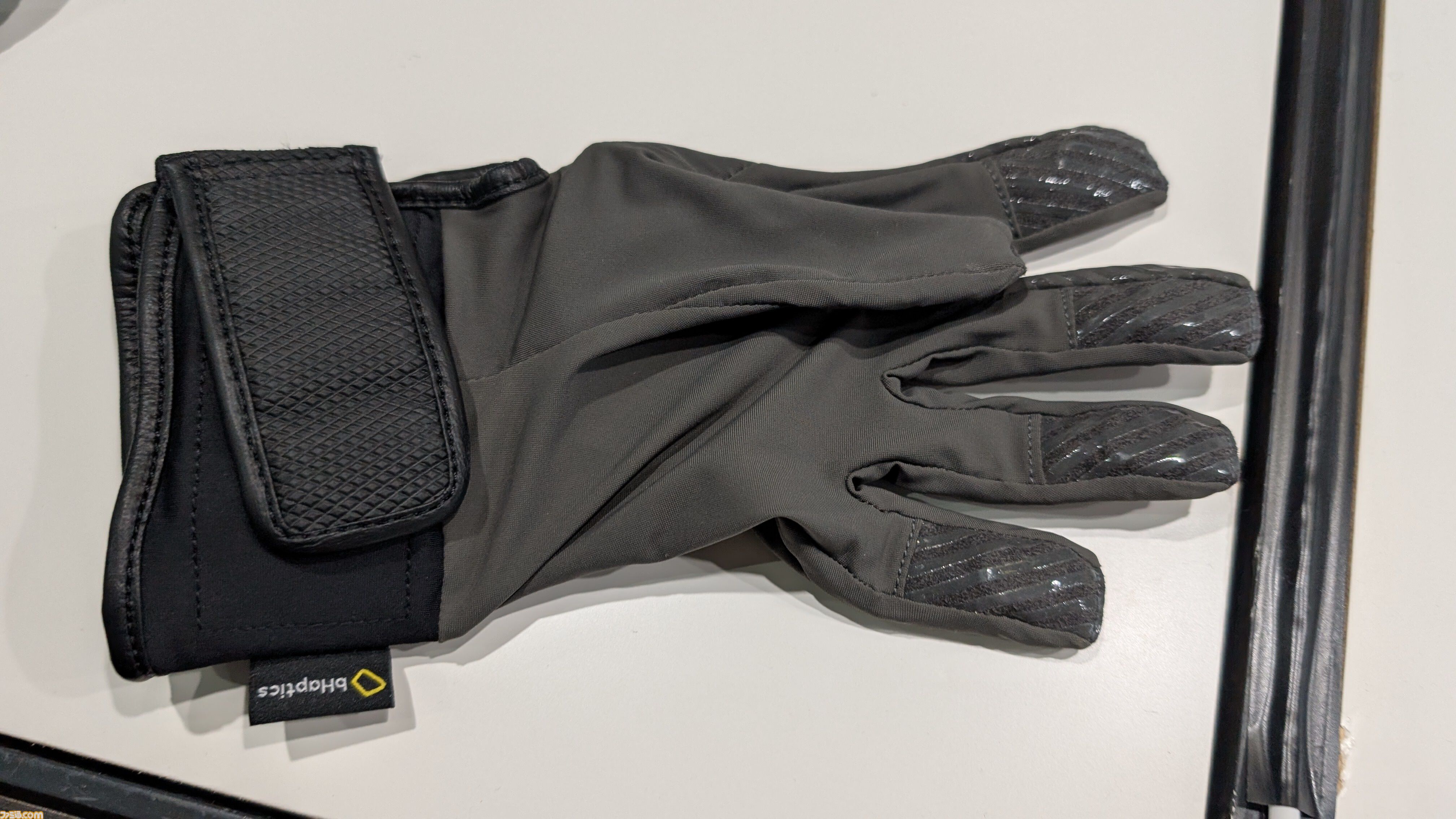 VRゲーム用ジャケット＆グローブを試す。撃たれてショック！ 手