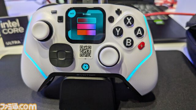 瑞起のモニター搭載コントローラー。マクロやキーマッピングの設定も可能、ツマミで有線/無線の切り替え【TGS2024】
