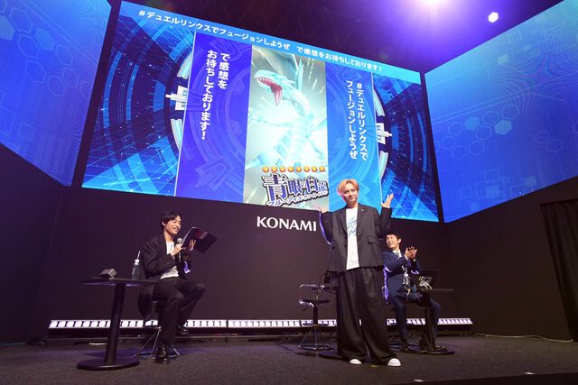 『遊戯王 デュエルリンクス』ステージに中島健人が登場！ こよなく愛する“ブルーアイズホワイトドラゴン”を召喚して歓喜【TGS2024】