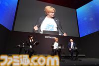 『遊戯王 デュエルリンクス』ステージに中島健人が登場！ こよなく愛する“ブルーアイズホワイトドラゴン”を召喚して歓喜【TGS2024】