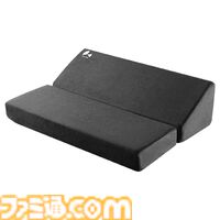デスク下をまるごとクッション化！ ゲーミング家具ブランド“バウヒュッテ”より幅70cm、奥行き50cmのワイドな足置きクッションが登場