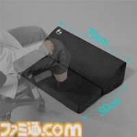 デスク下をまるごとクッション化！ ゲーミング家具ブランド“バウヒュッテ”より幅70cm、奥行き50cmのワイドな足置きクッションが登場