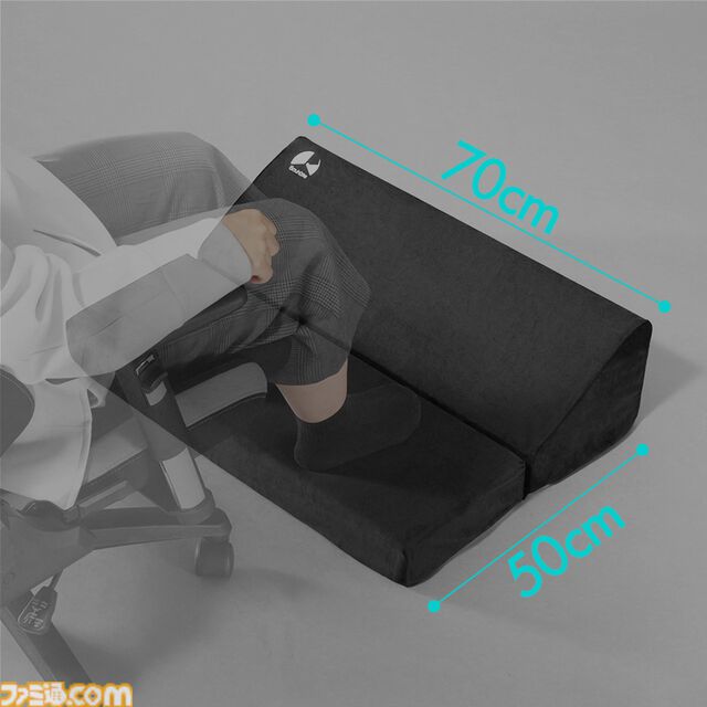デスク下をまるごとクッション化！ ゲーミング家具ブランド“バウヒュッテ”より幅70cm、奥行き50cmのワイドな足置きクッションが登場