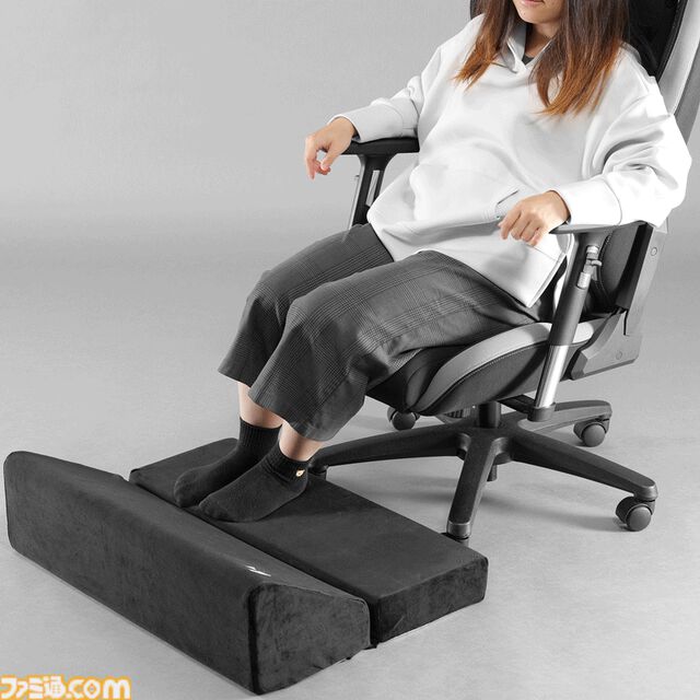 デスク下をまるごとクッション化！ ゲーミング家具ブランド“バウヒュッテ”より幅70cm、奥行き50cmのワイドな足置きクッションが登場