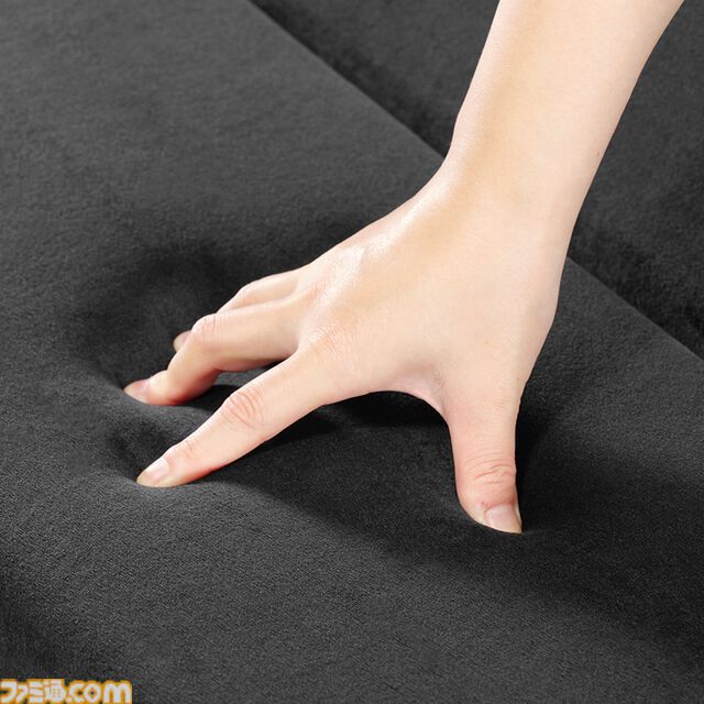 デスク下をまるごとクッション化！ ゲーミング家具ブランド“バウヒュッテ”より幅70cm、奥行き50cmのワイドな足置きクッションが登場