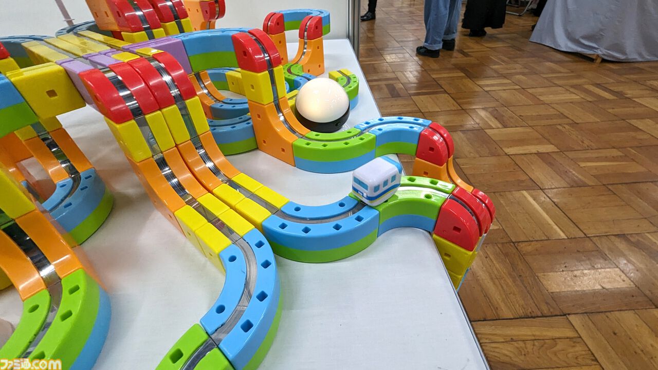 鉄道おもちゃ“レールキューブ”がスゴい。立体コースを超急勾配・逆さまになっても走行する列車がかわいすぎてずっと見ていられる