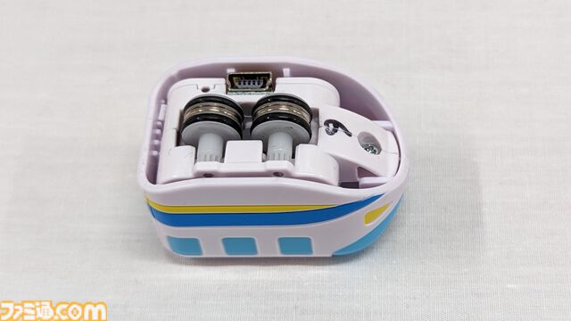 鉄道おもちゃ“レールキューブ”がスゴい。立体コースを超急勾配・逆さまになっても走行する列車がかわいすぎてずっと見ていられる