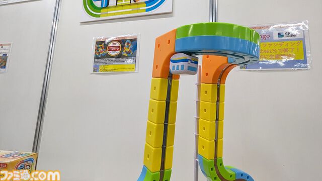 鉄道おもちゃ“レールキューブ”がスゴい。立体コースを超急勾配・逆さまになっても走行する列車がかわいすぎてずっと見ていられる